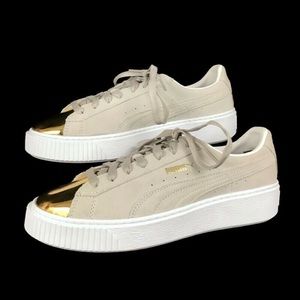 Suede tan with gold tip platform pumas